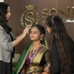 HD or airbrush makeup for weddings? Learn the key differences and find out which bridal makeup style works best for Indian wedding photography.